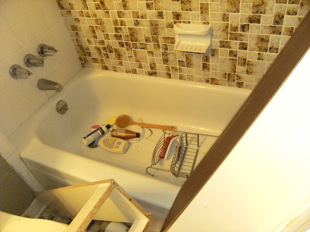 Thursday 12/31/09 Bath No shower curtain & everything … Flickr