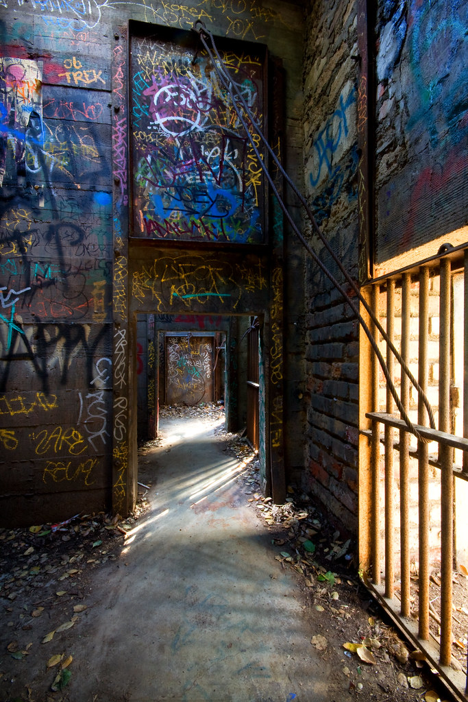 Old Los Angeles Zoo Inside the cages at the old Los Angele… Flickr