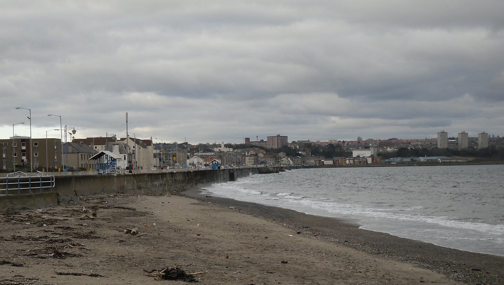 Kirkcaldy promenade looking north(ish.) Kirkkcaldy Promena… Flickr