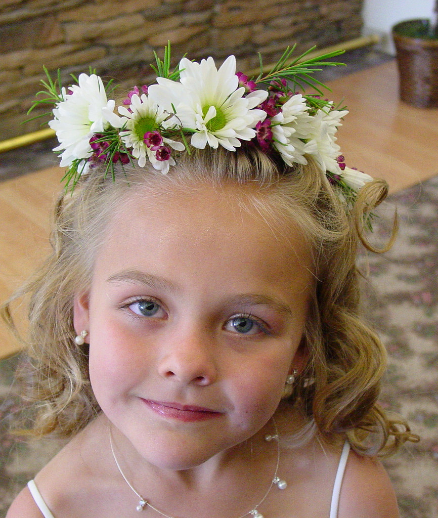 Flower Girl Crown A precious crown of daisy mums and pink … Flickr