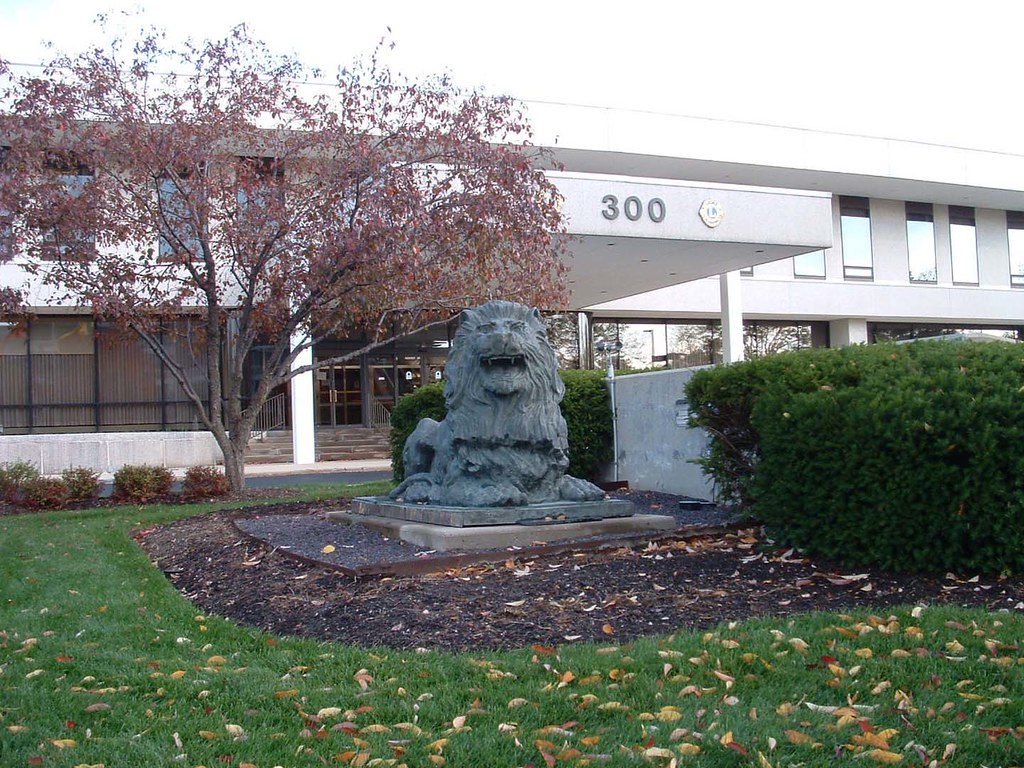 Lion statue at entrance to Lions Clubs International headq… Flickr