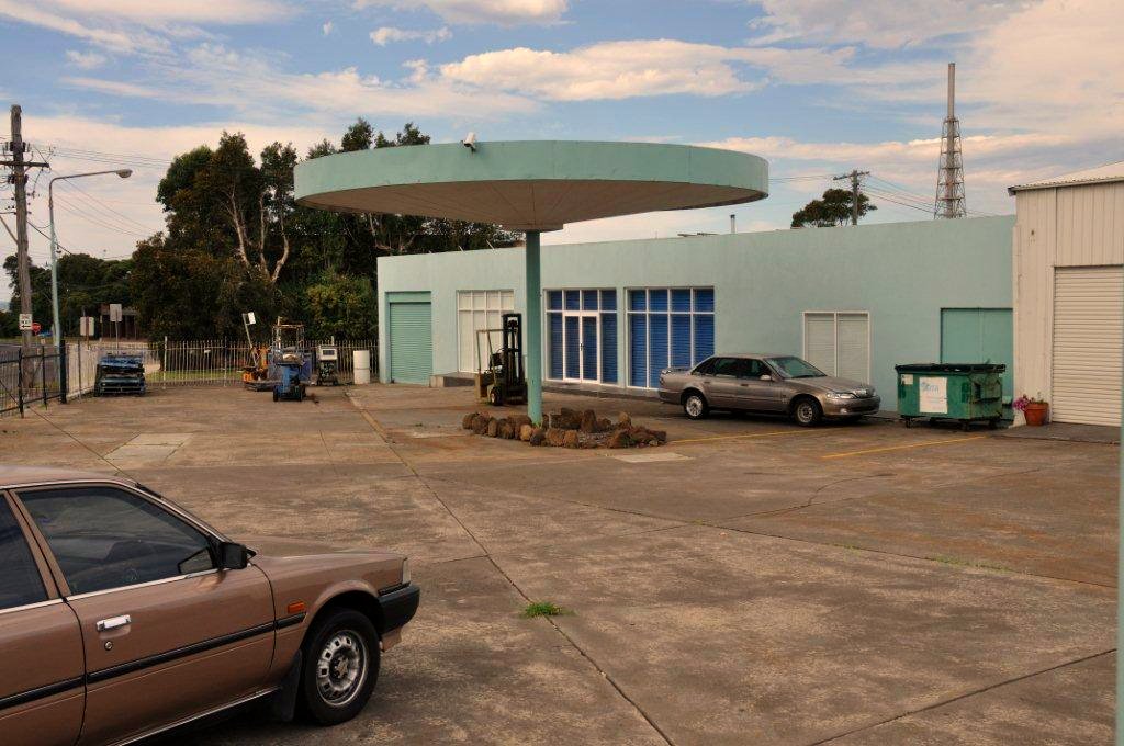 Old Mobil servo Port Kembla The distinctive circular awnin… Flickr