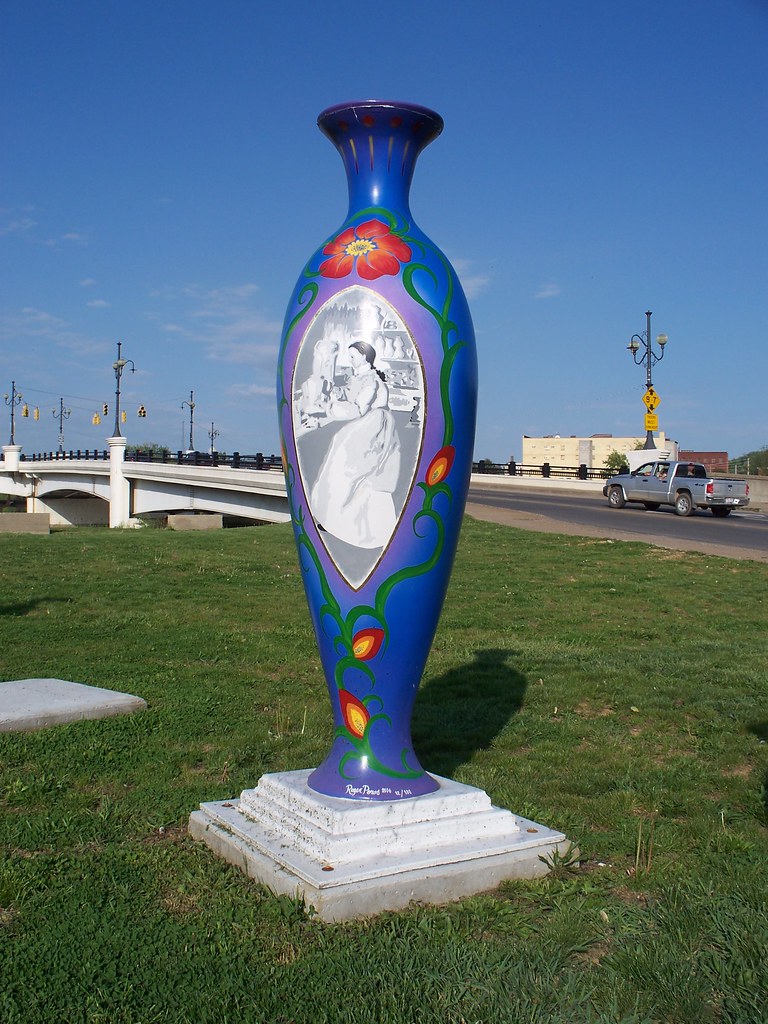 OH Zanesville Vase 13 Vase sculpture in Zanesville, Ohio… Flickr