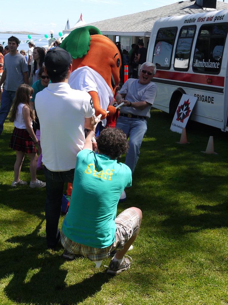 Tug of war Oak Bay Rec Staff and Carrotman join in a littl… Flickr