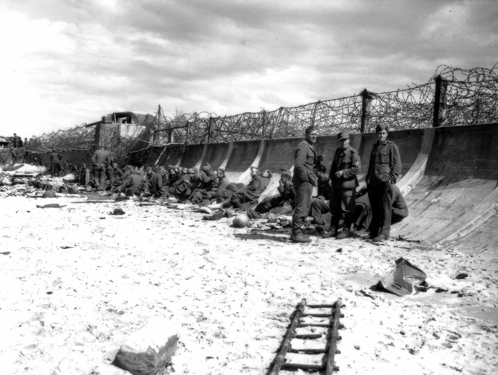 p010854.jpg Des prisonniers allemands attendent leur dépar… Flickr