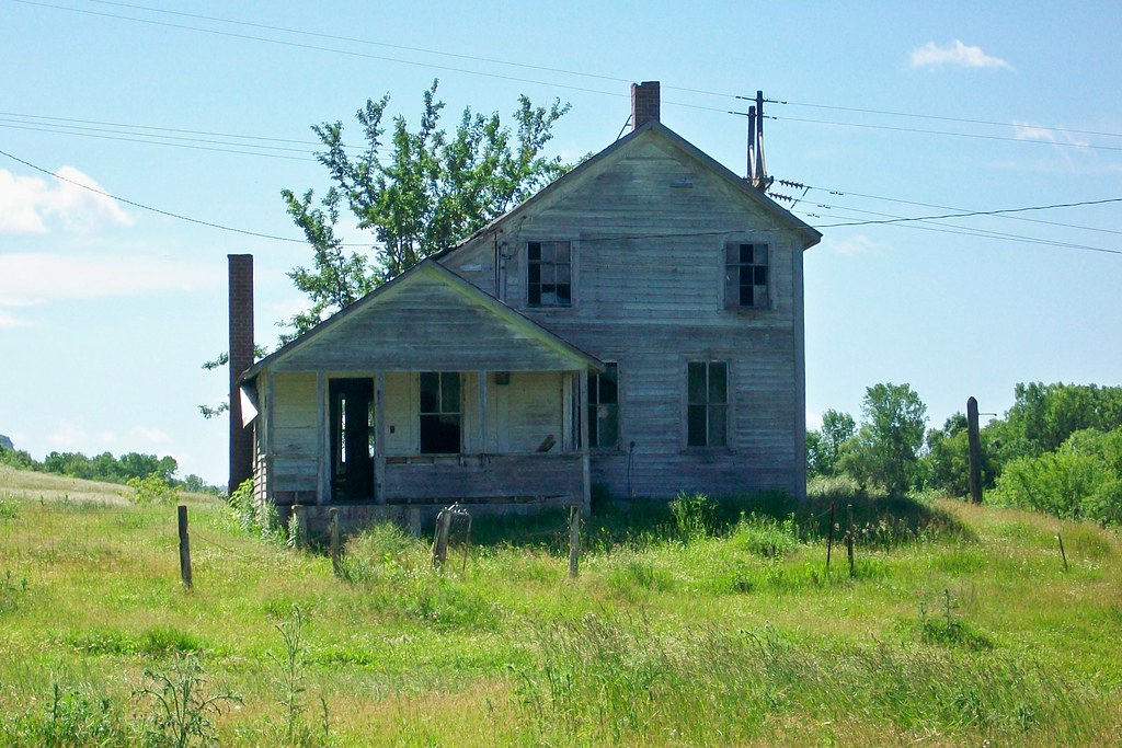 farm house near Alma, WI. Man did I want to go in this one… Flickr