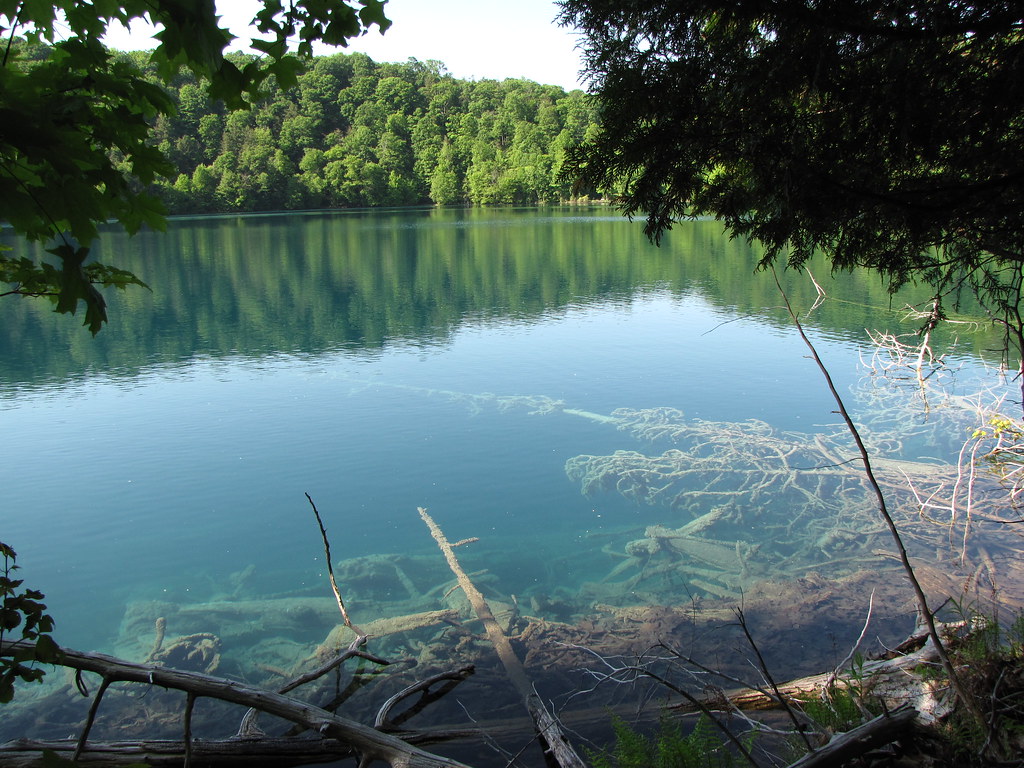 Round Lake Round Lake at Green Lakes State Park outside Sy… Flickr