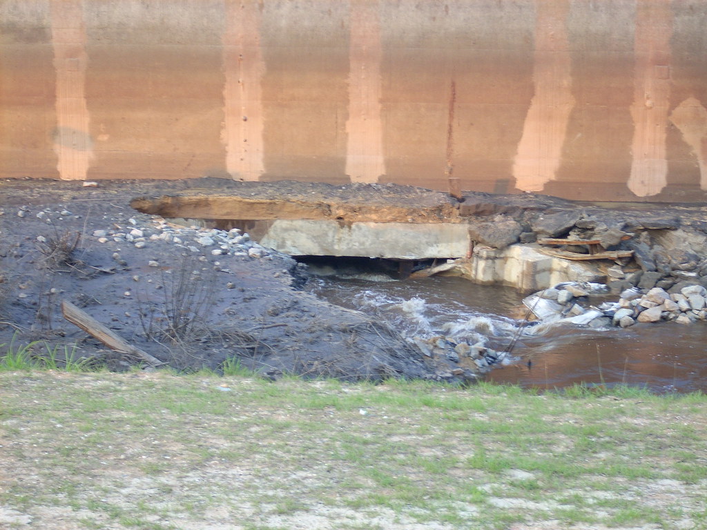 Breeched dam Hope Mills Lake in Hope Mills, North Carolina… Flickr