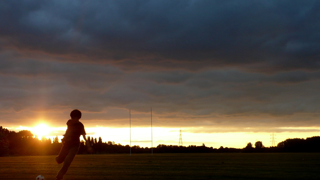 kiteflying and football, hackney marshes russell davies Flickr