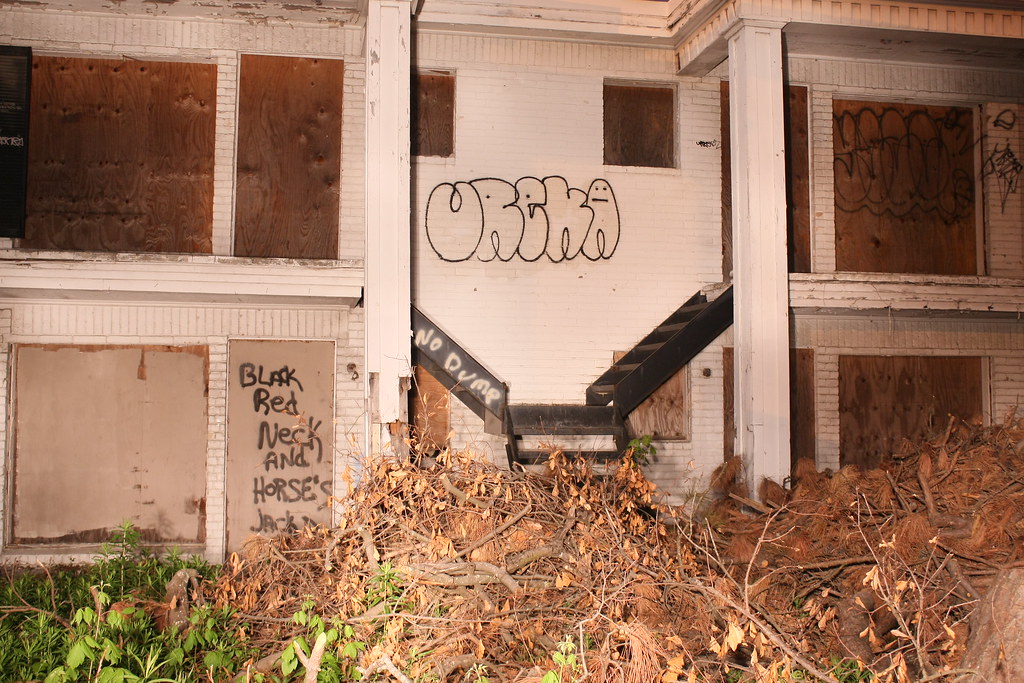 20100409 Colonial Apartments 015 A courtyard view of… Flickr