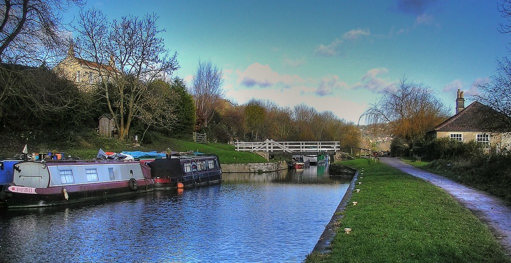 Narrowboats and Swingbridge Lane and Avon … Flickr