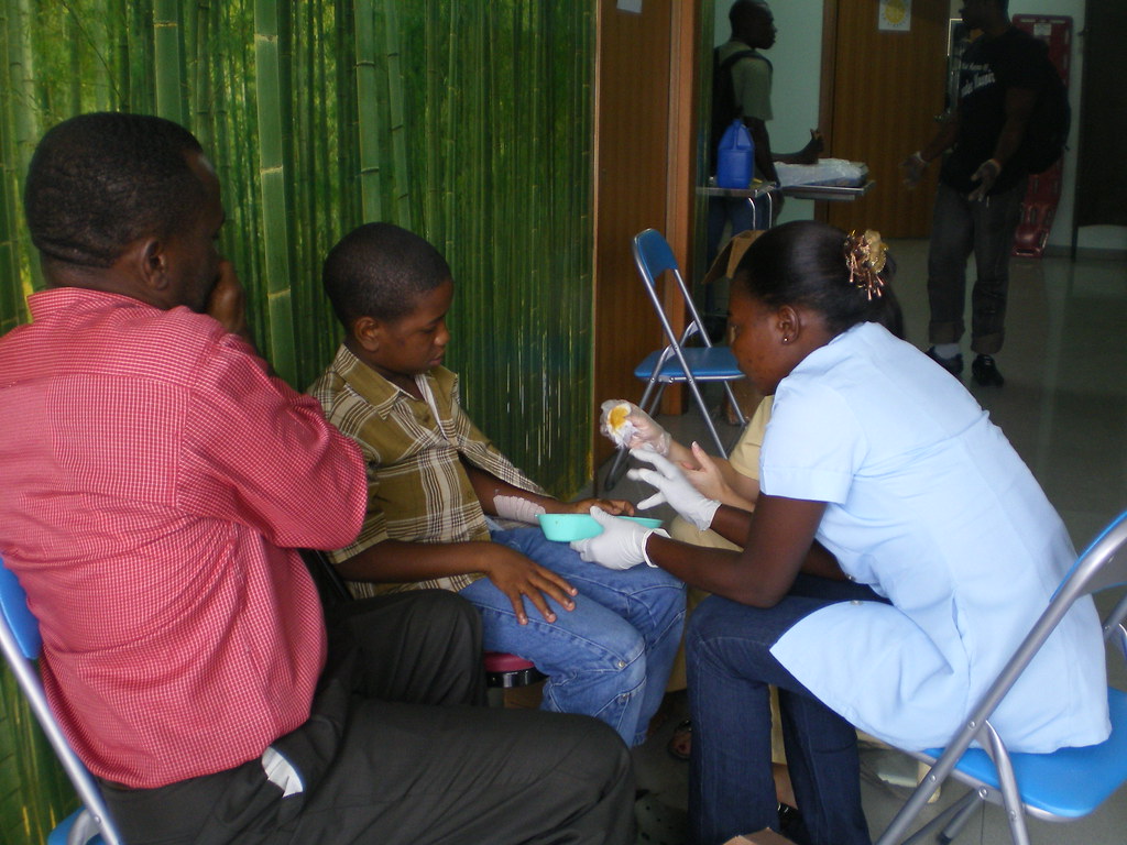 Consultation à la clinique Lambert (Haïti) LaChainedelEspoir Flickr
