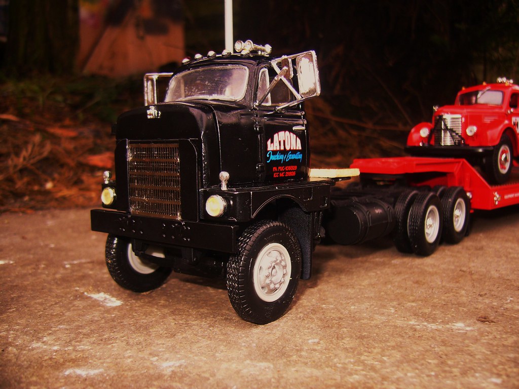 P1010642 International Harvester RDFC 405 and IH lowboy tr… Flickr