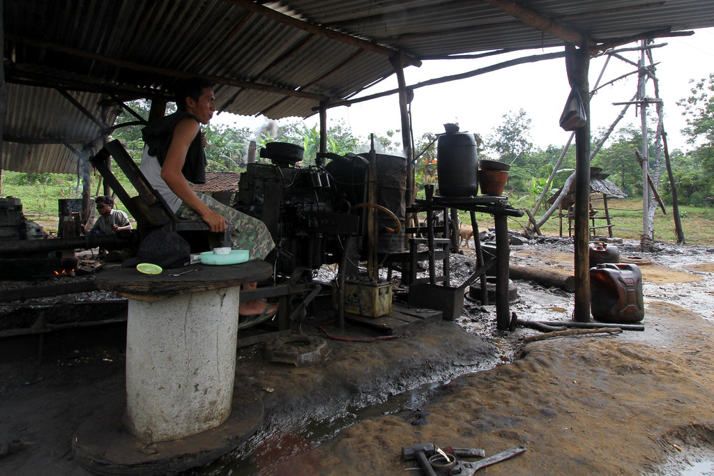 Oil Pump Truck Transmission In Woncolo Indonesia, oil is… Flickr