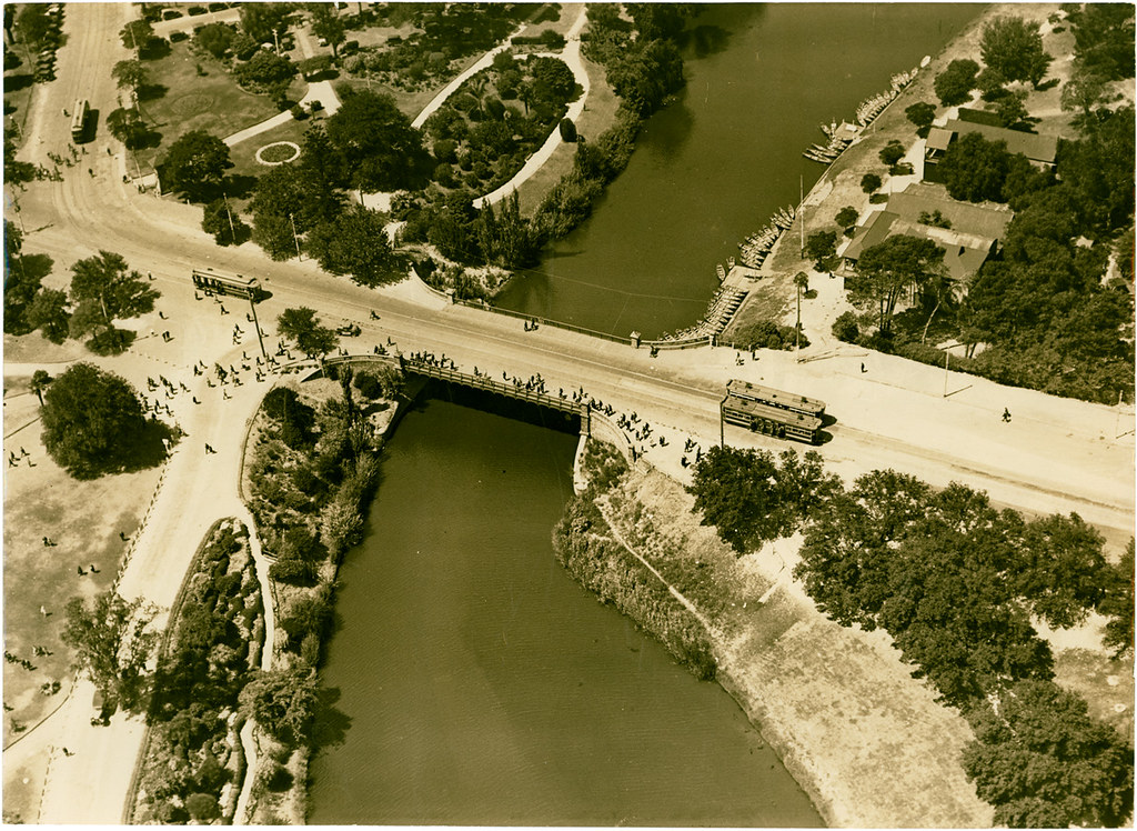 Adelaide Bridge Aerial view of Adelaide Bridge over Torren… Flickr