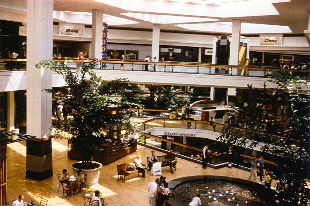 Fox Valley Mall The center court is open with skylights an… Flickr
