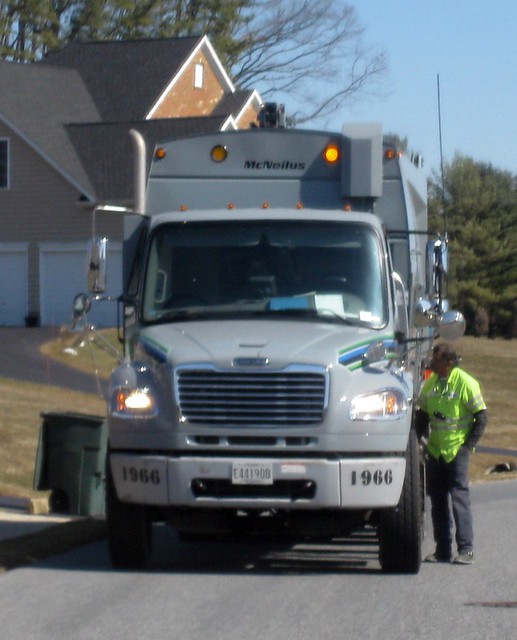 HSS (Waste Industries) Freightliner M2 / McNeilus REL 1966 a photo