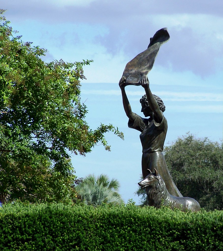 Waving Girl Statue The Waving Girl statue was made in hono… Flickr