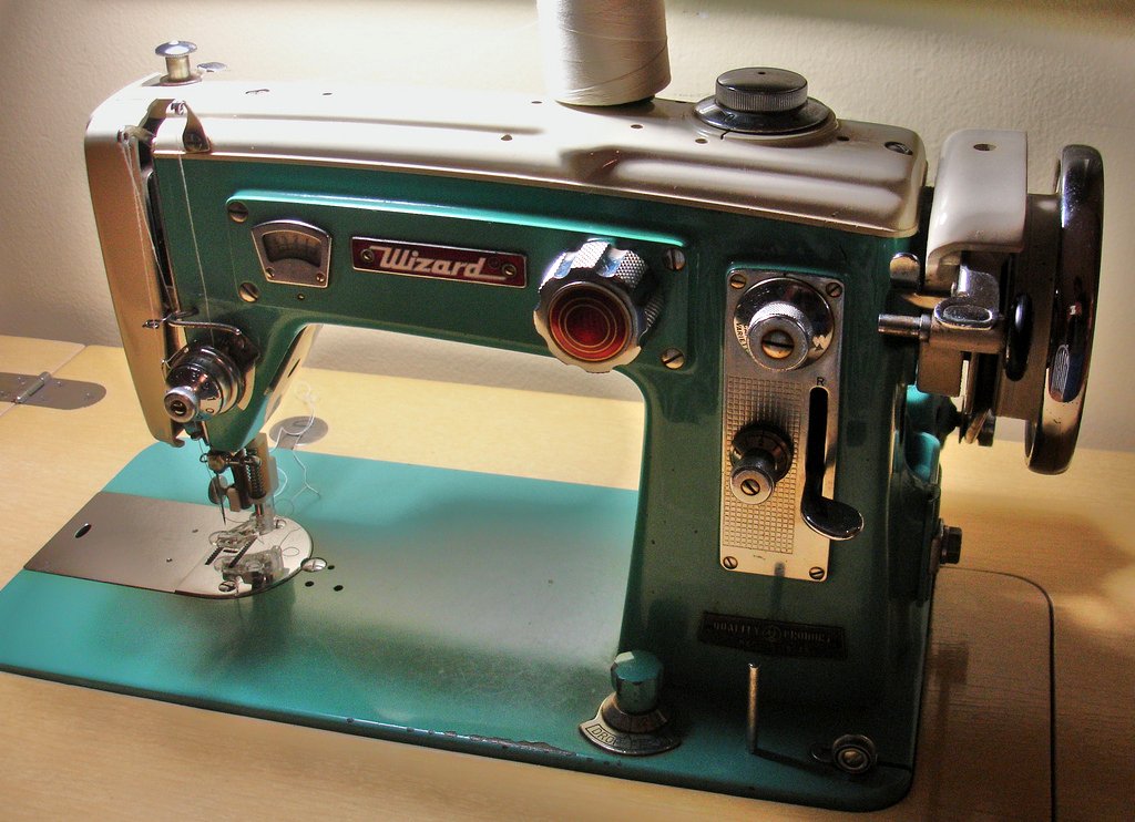 THE WIZARD Just got this vintage Wizard sewing machine, fr… Flickr