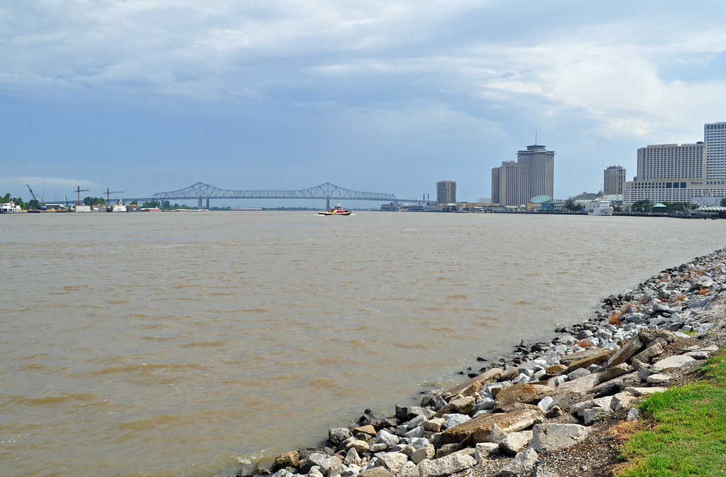 Mississippi River Levee Along a levee on the Mississippi R… Flickr