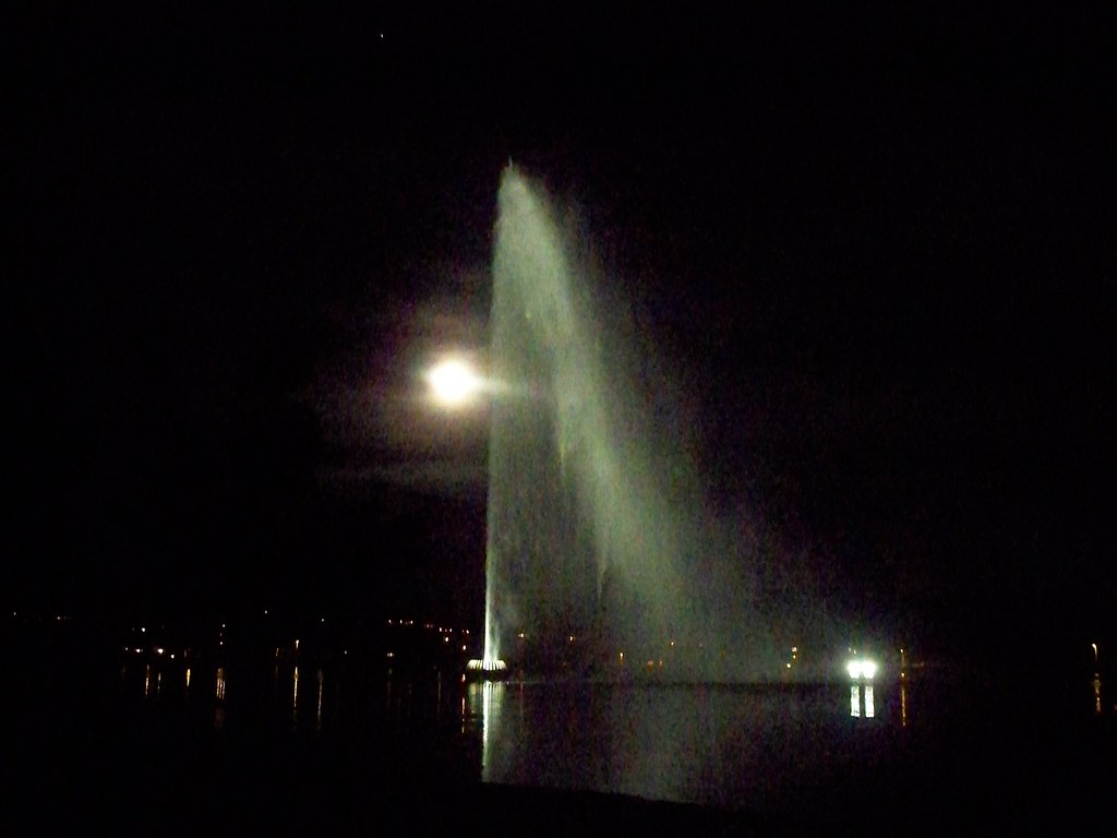Fountain Hills Az fountain and the moon (6) Darren Williams Flickr