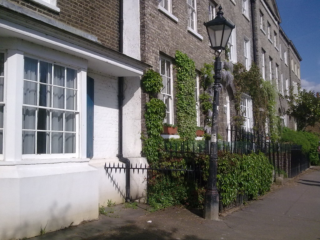 Riverside houses in StrandontheGreen StrandontheGree… Flickr