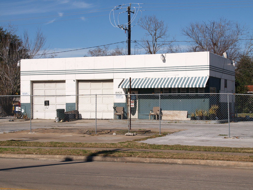 Houston Texas Old Gas Station building 2009 Signs Roads PC… Flickr