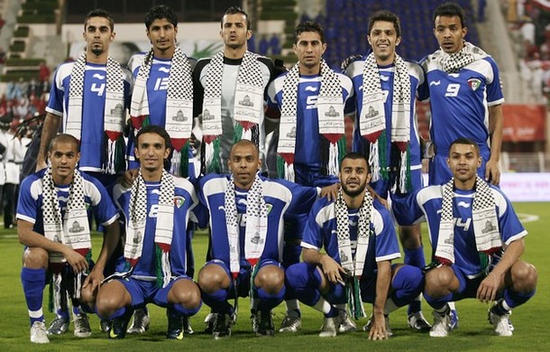 SOCCER/ Kuwait's national team players pose for a group