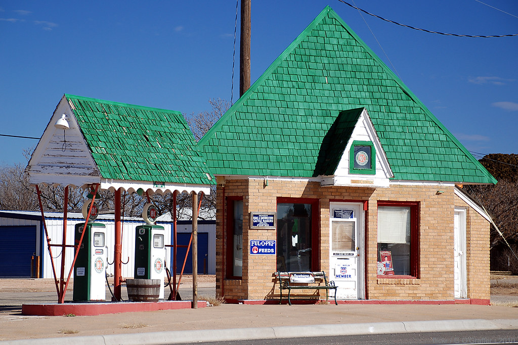 Gas Station, Snyder TX Just an old gas station along the m… Flickr