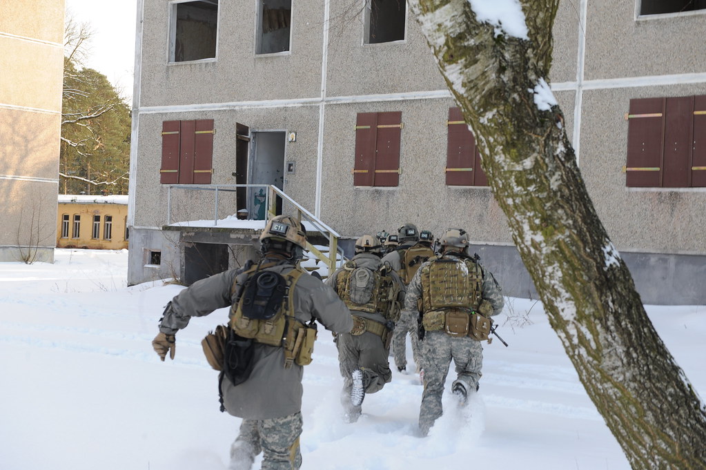Soldiers Train Special Forces Soldiers storm the entrance … Flickr