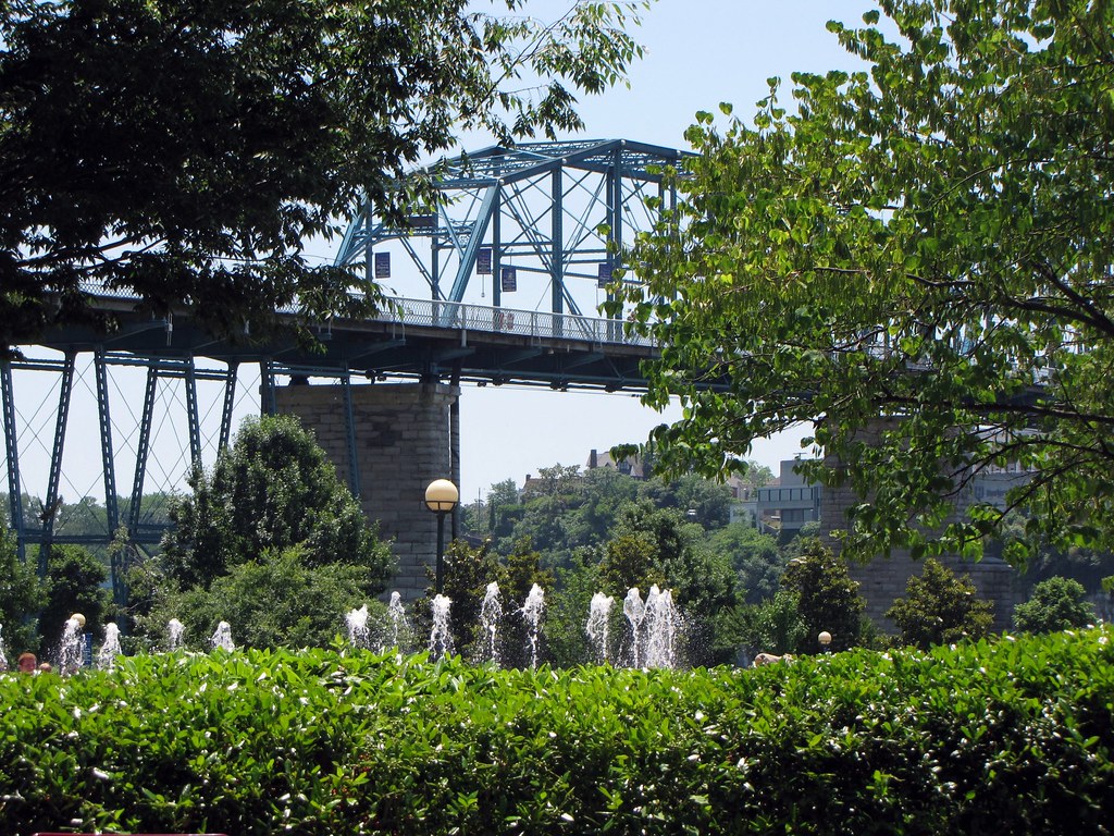Coolidge Park, Chattanooga TN Fountain and Bridge in Cooli… Flickr