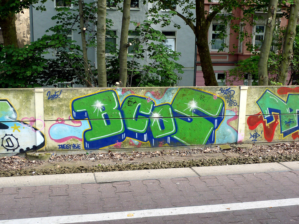 Graffiti in Düsseldorf 2010 Artist(s) Bcos RMC PAPS
