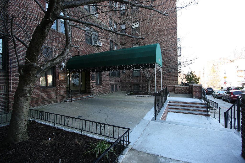 Thomas Edison Apartments, 7666 Austin St, Forest Hills, N… Flickr
