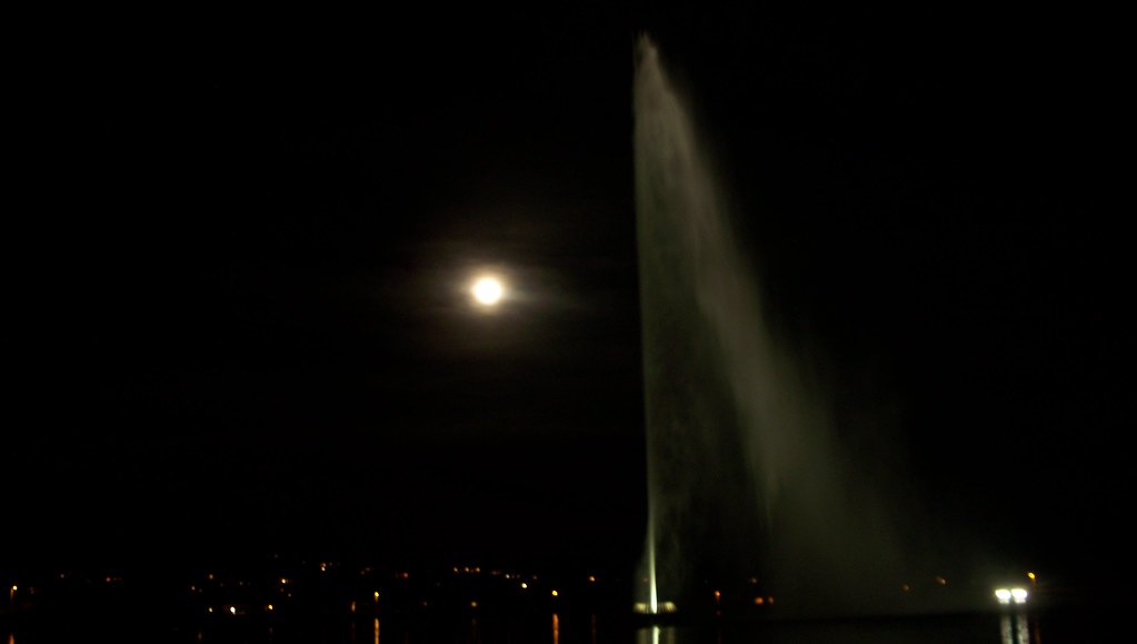 Fountain Hills Az fountain and the moon (13) Darren Williams Flickr