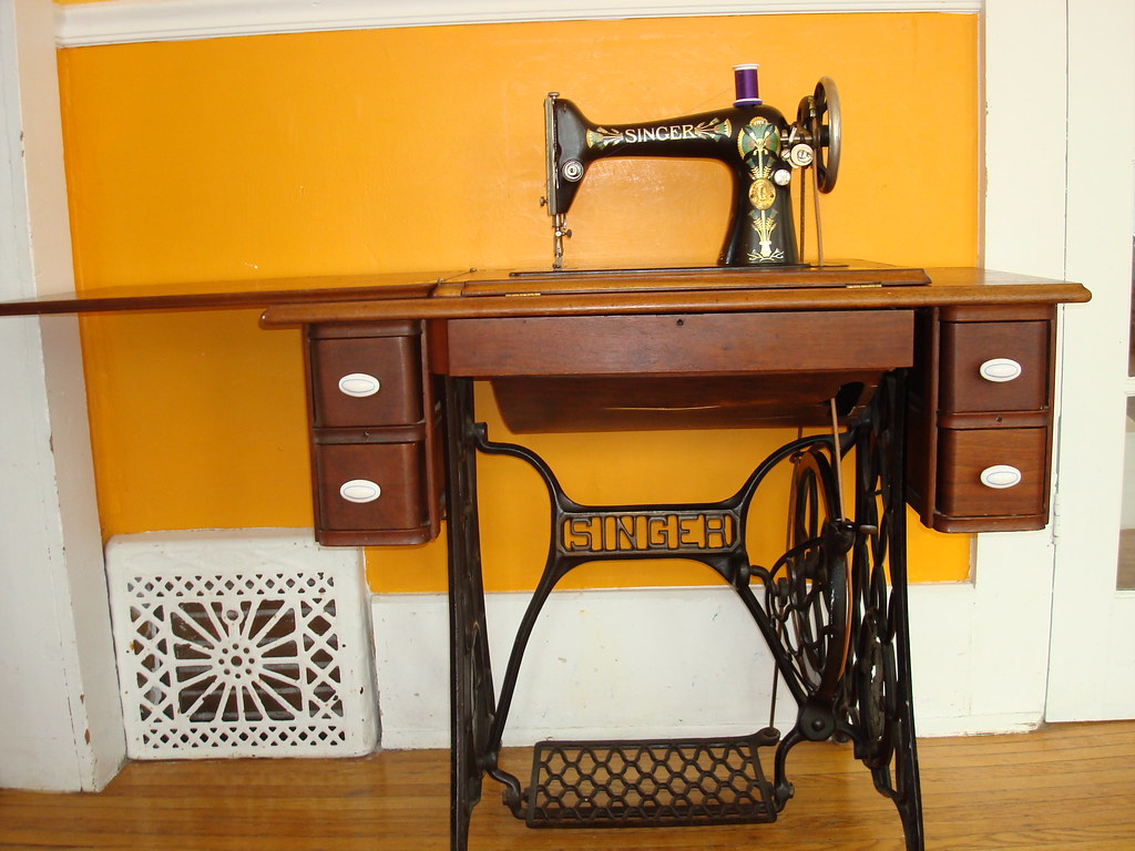 singer treadle sewing machine with lotus decals. yes, i se… Flickr