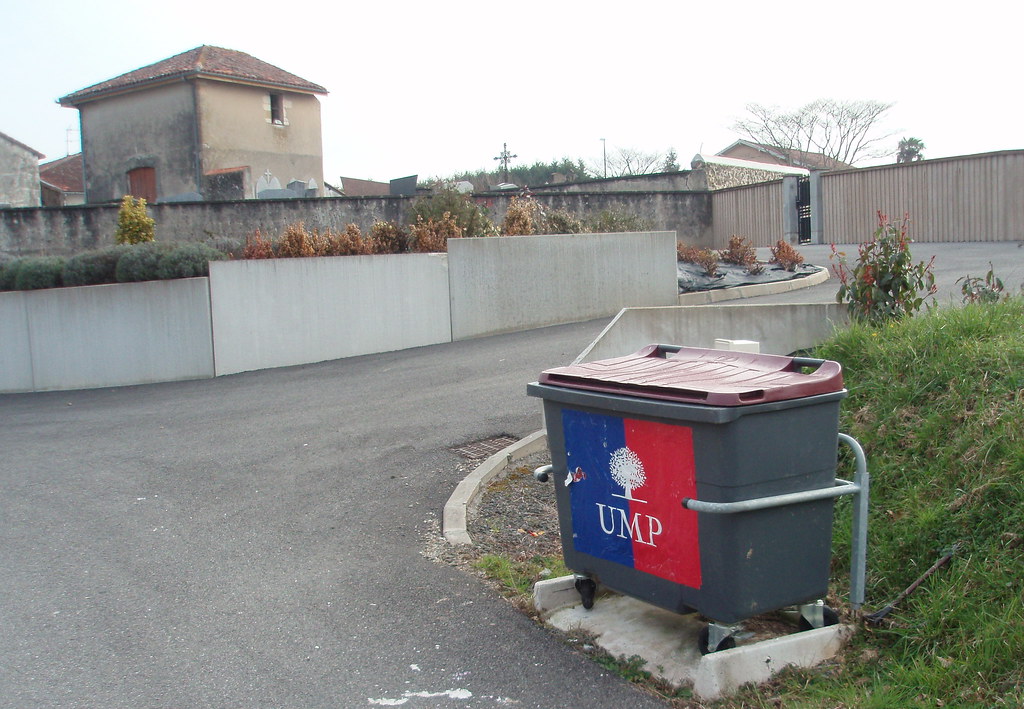 Ils l'ont fait! Et de la poubelle au cimetière il n'y a qu… Flickr