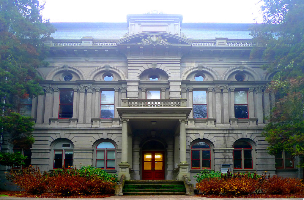 Villard in Fog Villard Hall in the morning fog University… Flickr