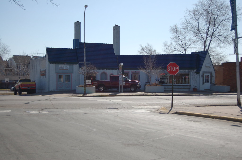 OLD GAS STATION IN FOREST LAKE, MN. IS NOW A VACUUM STORE Flickr