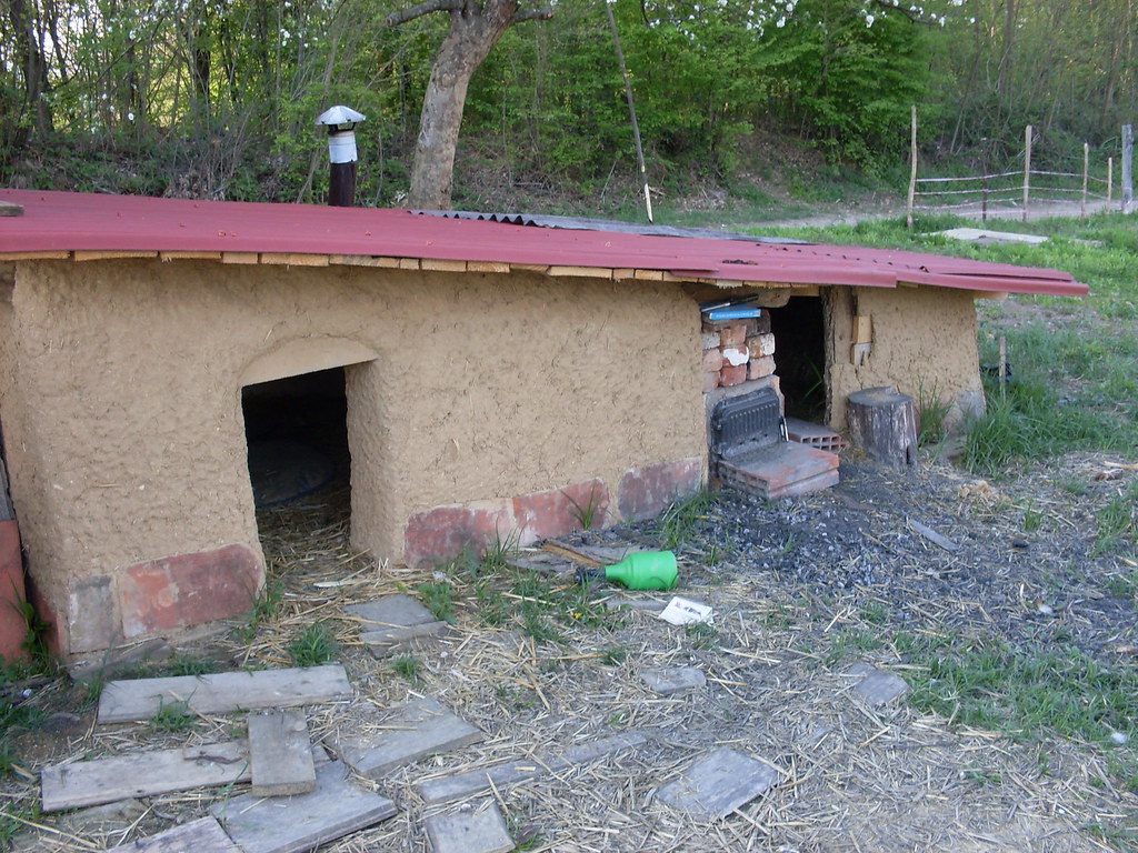 Dog house This house for the ecovillage dogs has its own s… Flickr