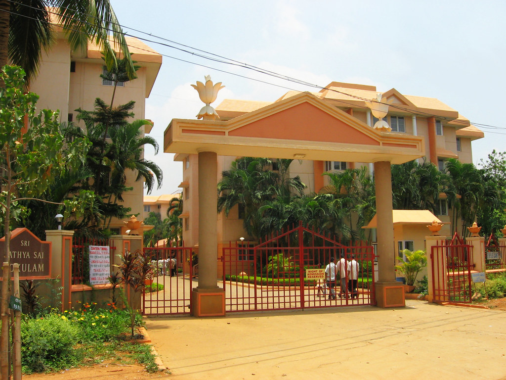 Sai Gokulam Canteen and complex Sai Baba A… Flickr