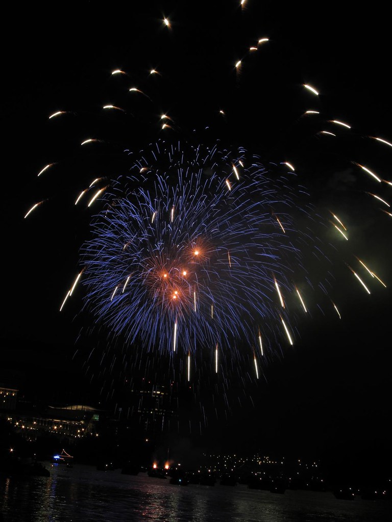 Raining light Hartford fireworks taken along the CT river,… Flickr