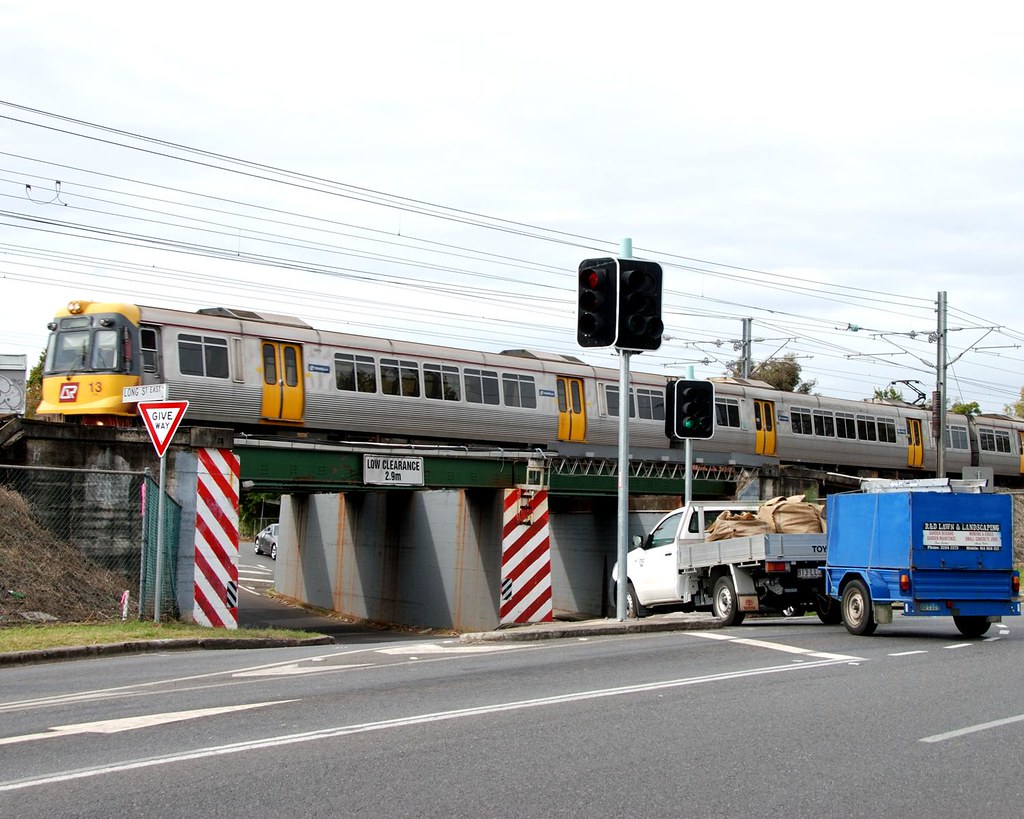 Graceveille suburban train at Graceville, on the Ipswich L… Flickr