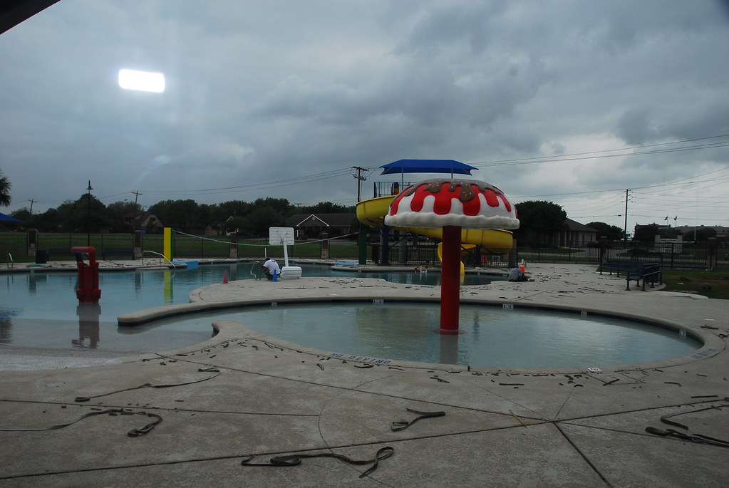 Blue Bell Aquatic Center 9 The outside pools are shallow … Flickr