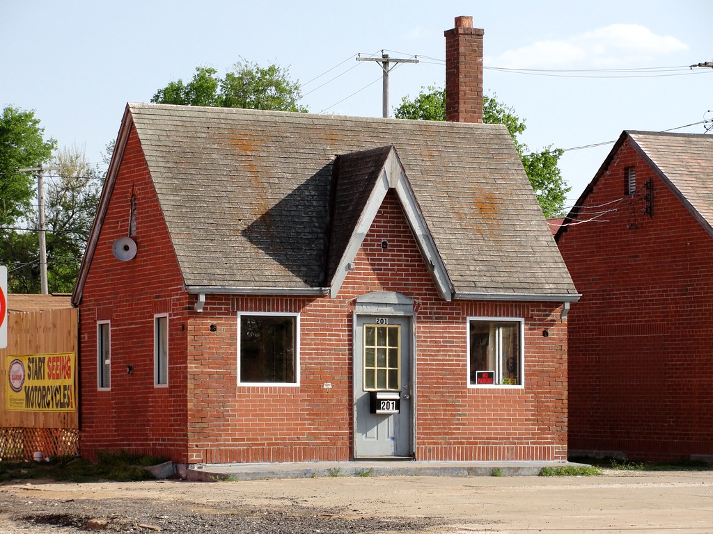 Old cottagestyle gas station, Beardstown, Illinois Flickr