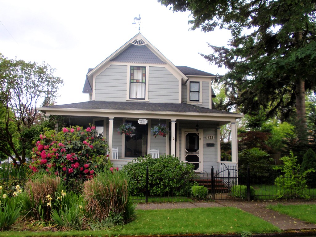 Gray Victorian house William White Rental (Andrews House) … Flickr