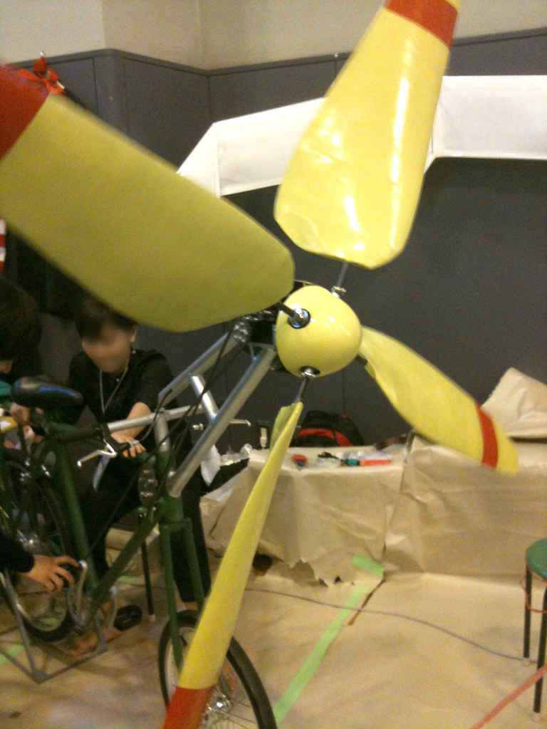 トンボのプロペラ自転車：プロペラ Make05にて。 「魔女の宅急便」でトンボが乗っていたプロペラが推進力の自転車を… Flickr