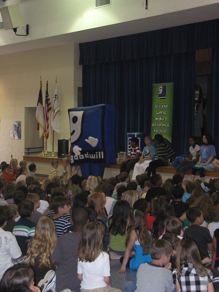 Smiling G at Hawk Ridge Elementary Smiling G visited stude… Flickr