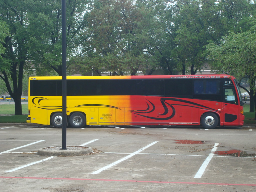 Autobuses Los Pinos 210 MCI Dallas,TX. Fred Reutzel Flickr