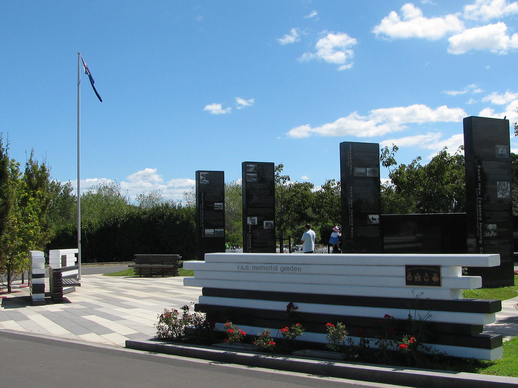Manukau Memorial Gardens RSA memorial & Military personnel graves