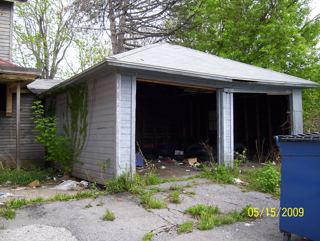 exterior west side garage Jim _and_Jo Flickr